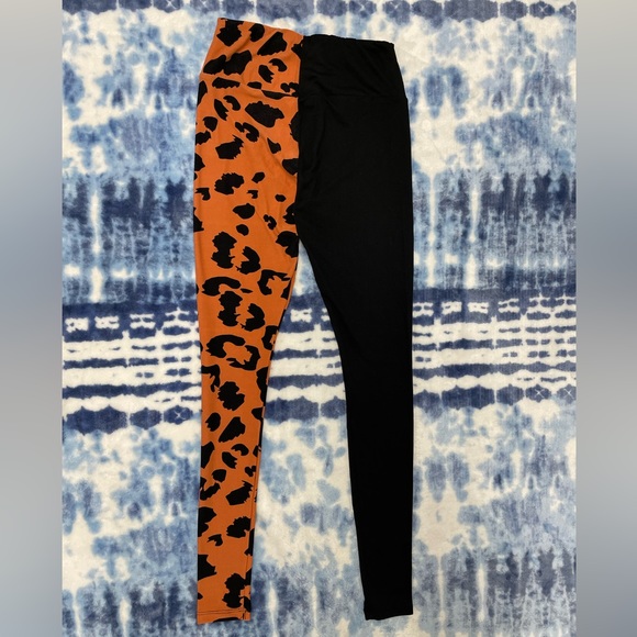 Super cute & unique two toned color block orange animal print leggings size: S - Picture 4 of 5